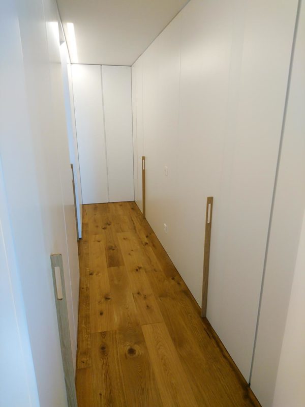 revestimiento-con-puerta-pasillo1