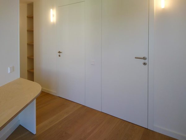 revestimiento-con-puerta-pasillo3